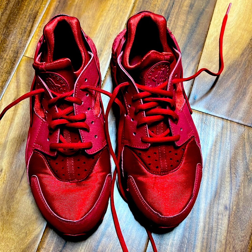 Nike hirache size 8.5 woman’s but are like an 8